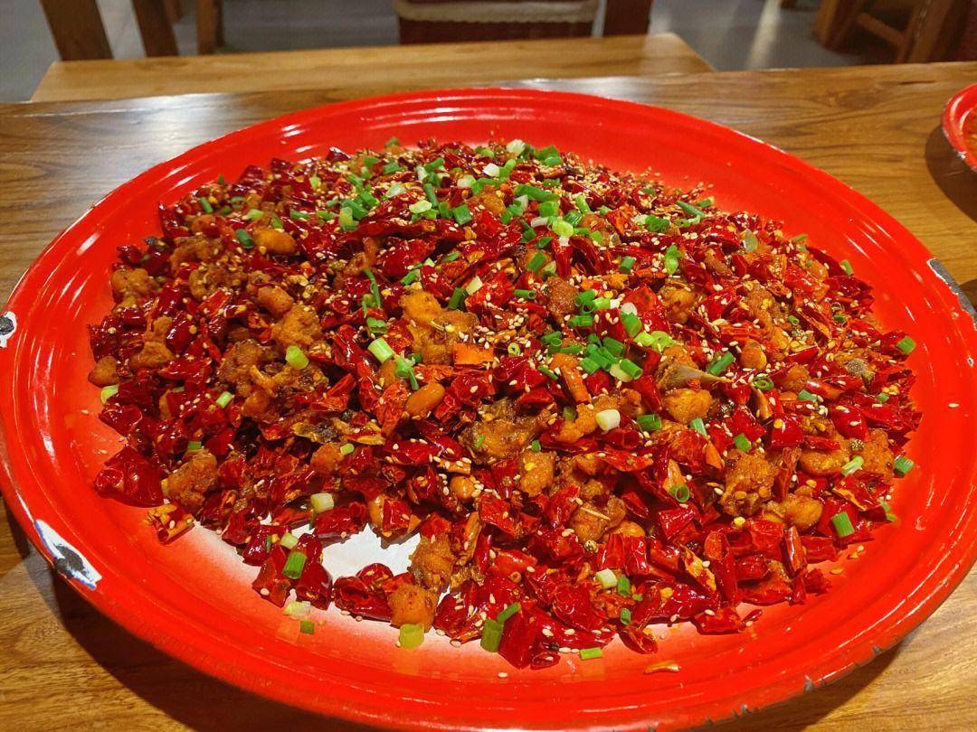 少女四川美食之旅，探寻地道小吃，感受川味魅力与独特文化