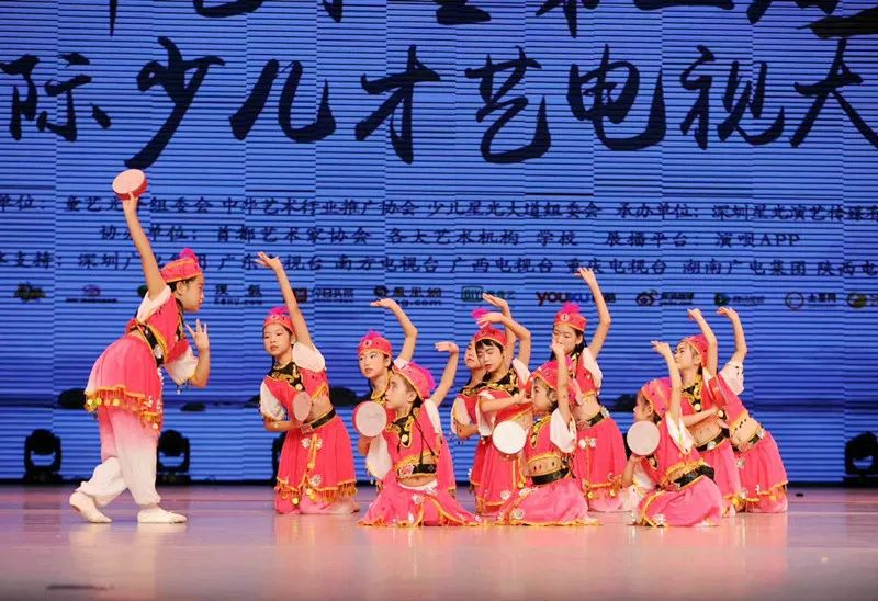 亚洲新年主题裸体写真浜边绽放，冬日暖阳下的性感诱惑，展现东方美学独特魅力