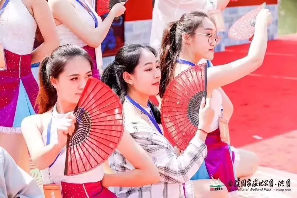 jizzxxxx浜揭秘最新音乐节盛况，现场氛围火爆，粉丝狂欢不停歇