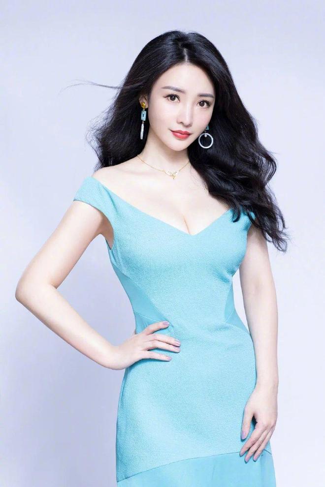 欧美丰满大屁股魅力十足，性感曲线引人注目，自信风采尽显