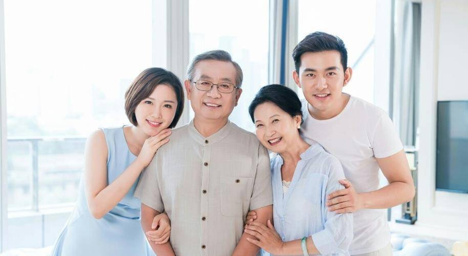 吉傲网tK挠白袜男生VK浜引发热议，潮流穿搭新趋势，年轻群体追捧中