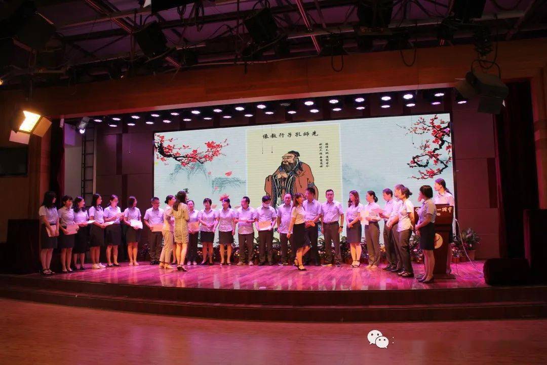 乌克兰顶级足球联赛激战正酣，豪门对决引爆激情，新星闪耀未来可期