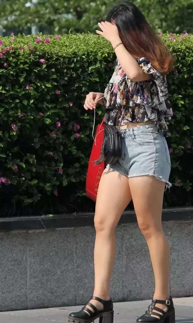 中年熟妇的丰满大屁股浜引发热议，性感曲线吸睛无数，成熟魅力让人无法抗拒