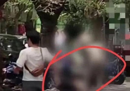老头玩弄少妇BBBBBBBBB浜引发热议，情感纠葛背后的社会反思，道德与欲望的边界探讨