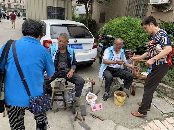 老太太乱色引发的家庭风波，邻里热议，社会反思