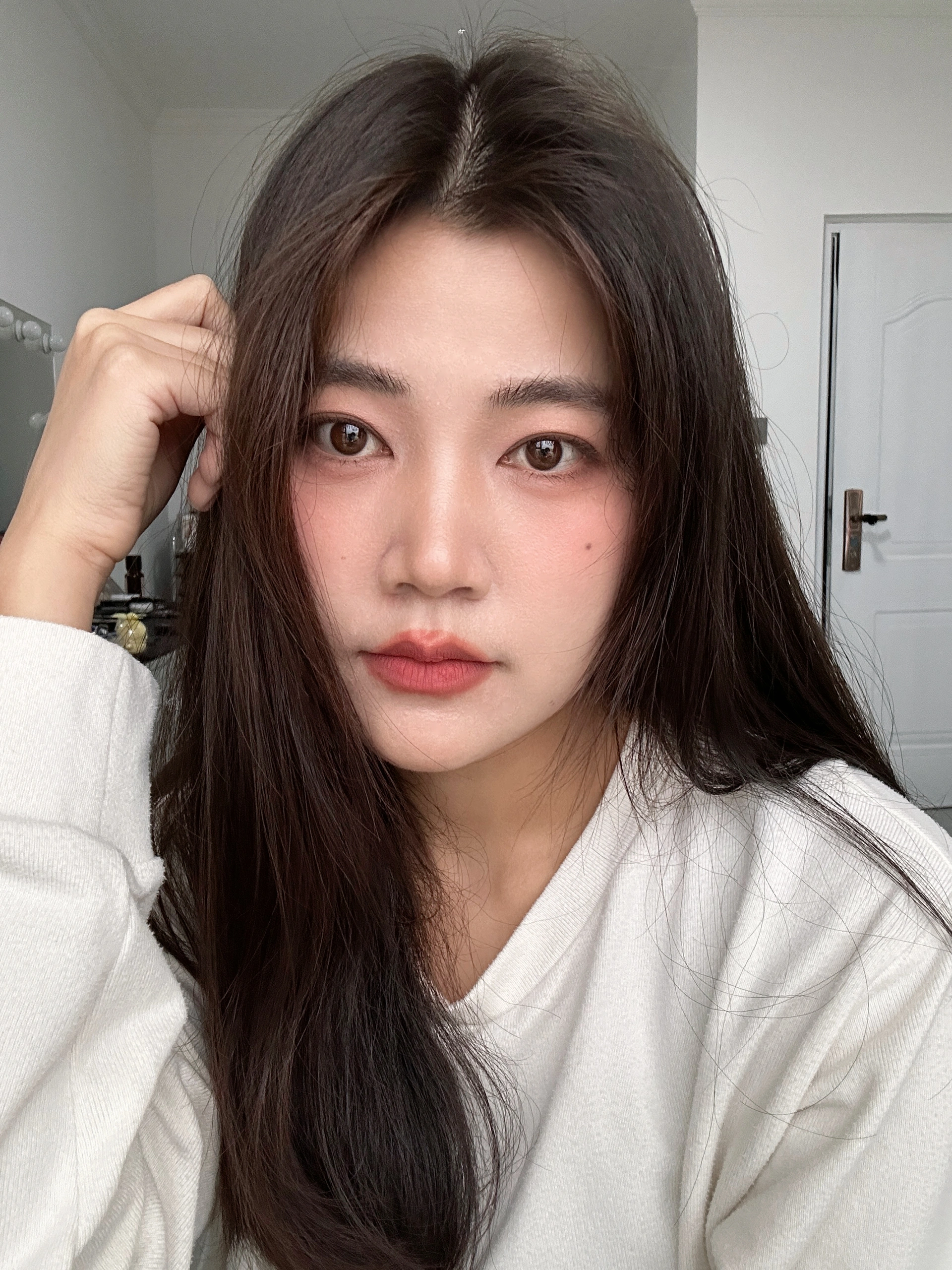 高清女人明户特写展现优雅魅力，精致妆容与自然光线，完美捕捉女性柔美瞬间
