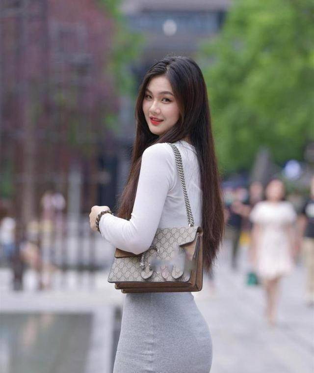 三八妇女节献礼两位优雅少妇的时尚穿搭指南，精致生活从细节开始，展现独特魅力