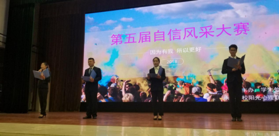 纹身熟女上位露脸，魅力绽放，自信风采，独特个性展现