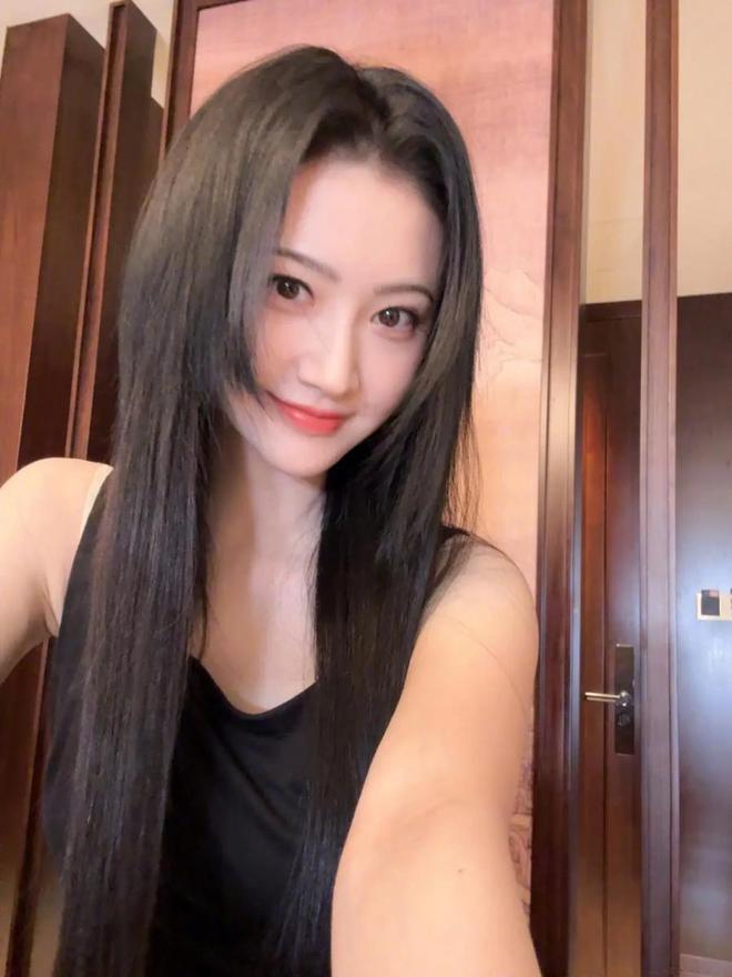 81p美女自拍惊艳亮相,网友热议完美身材,展现自信魅力瞬间 81p美女自拍惊艳亮相,网友热议完美身材,展现自信魅力瞬间