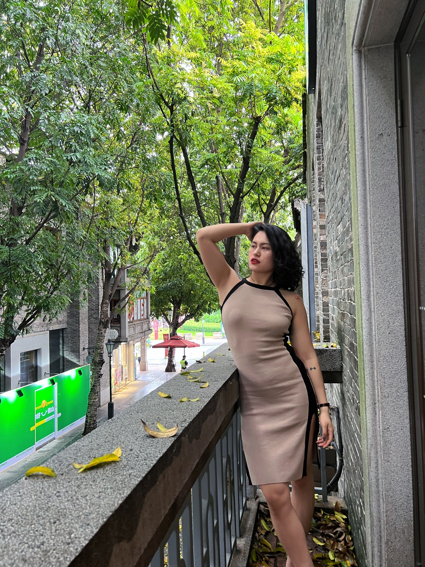 浓毛熟女风情万种，魅力四射，成熟韵味令人陶醉