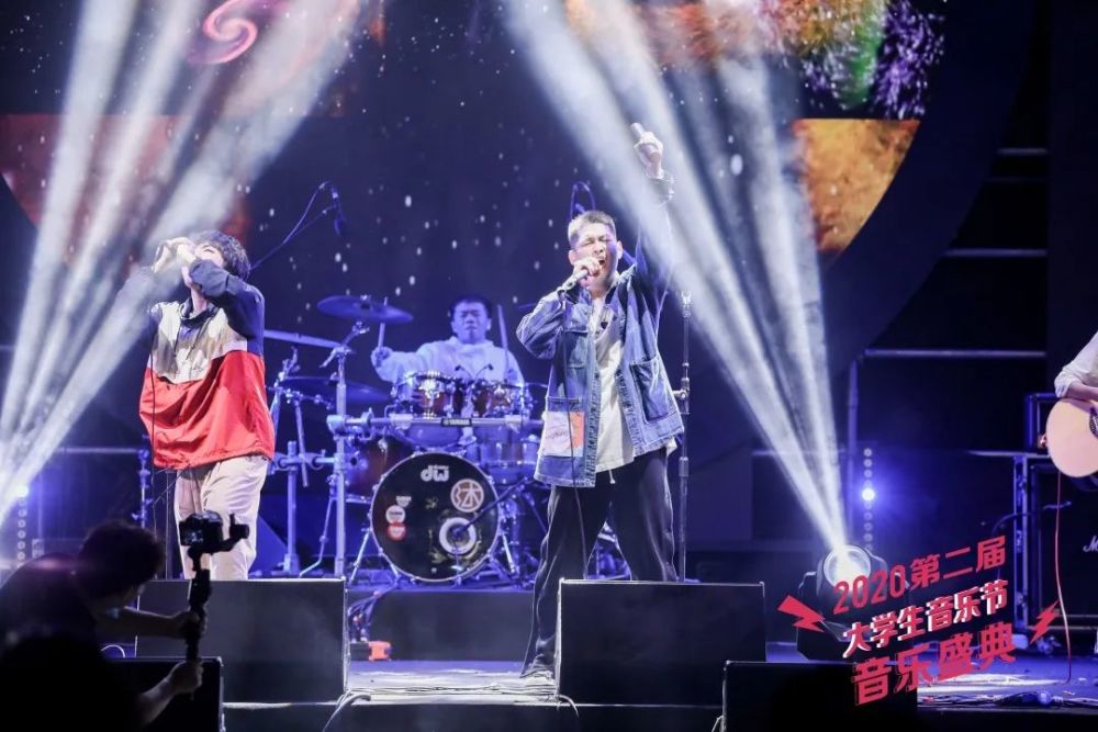 五月天综合激情一区点燃音乐梦想，摇滚之夜震撼人心，粉丝狂欢不停歇