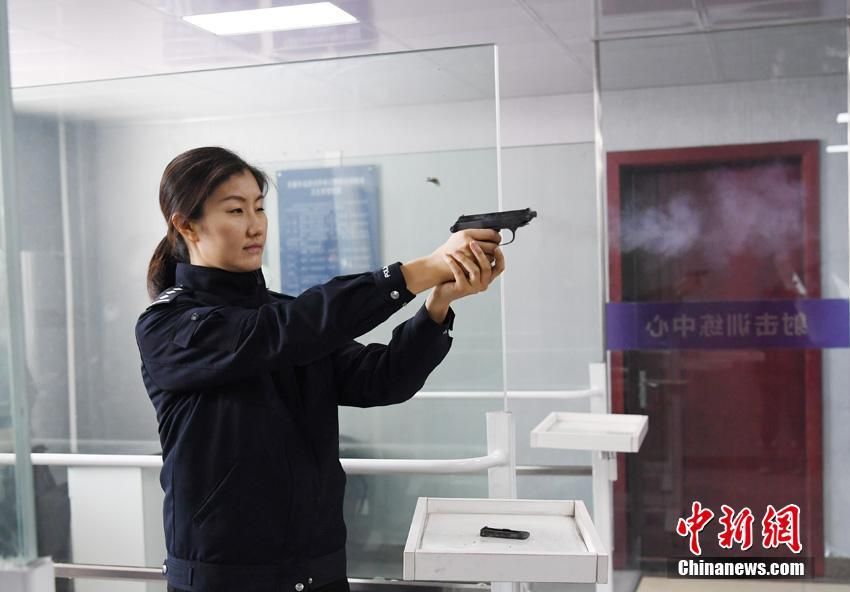 女警花英勇制服歹徒，展现非凡身手，守护城市平安与正义