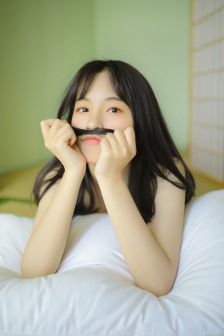 男生困困放女生困困里视频，搞笑瞬间大合集，情侣互动超有趣，看完笑到停不下来