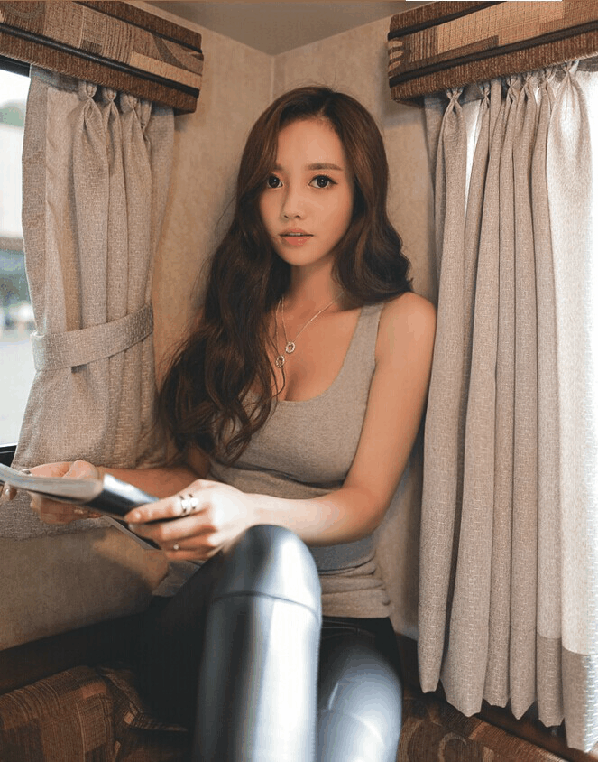 少妇大荫蒂毛耸耸风情万种，撩人姿态，尽显成熟魅力