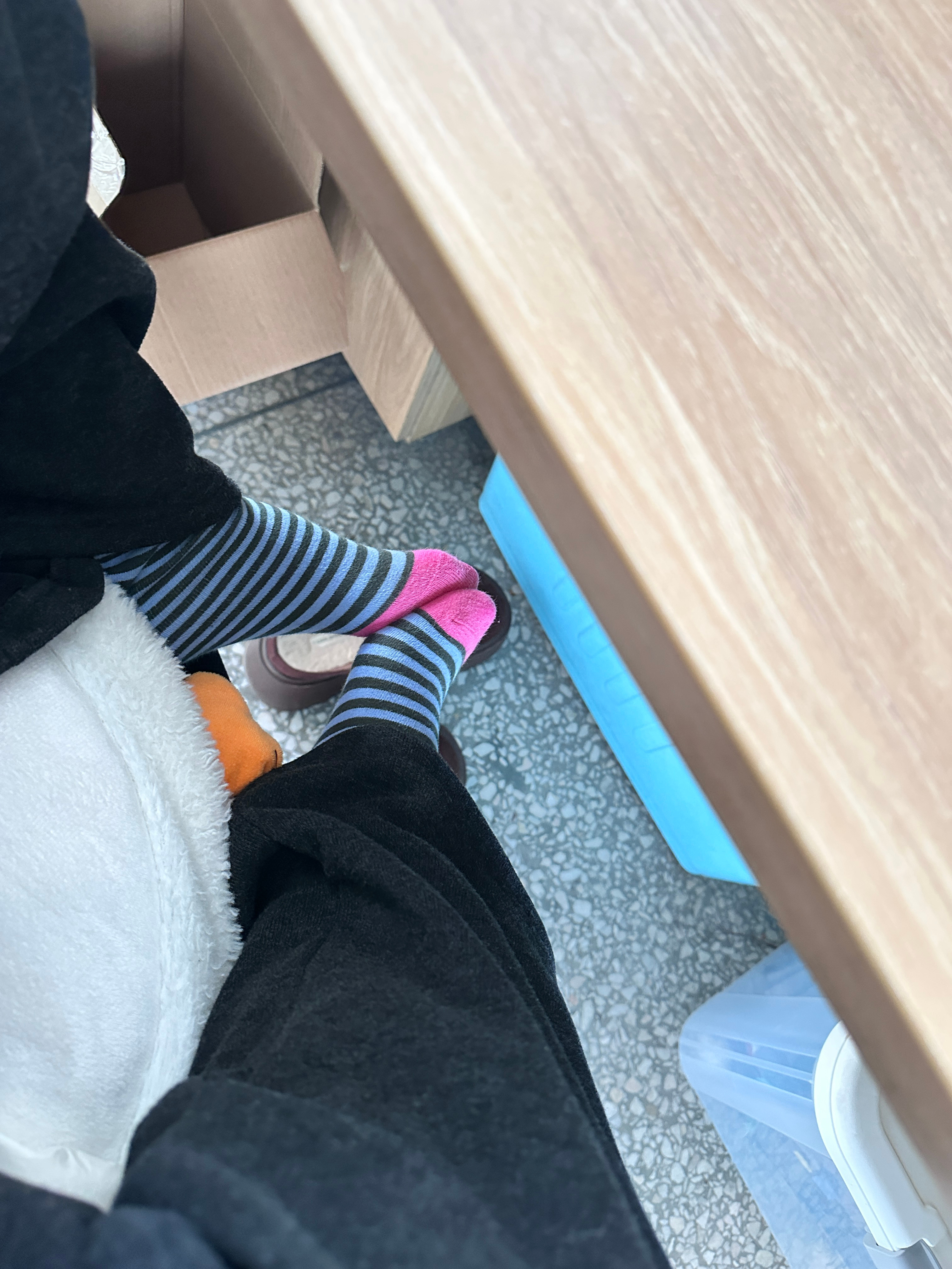 上课脱鞋学生课堂放松行为引发热议