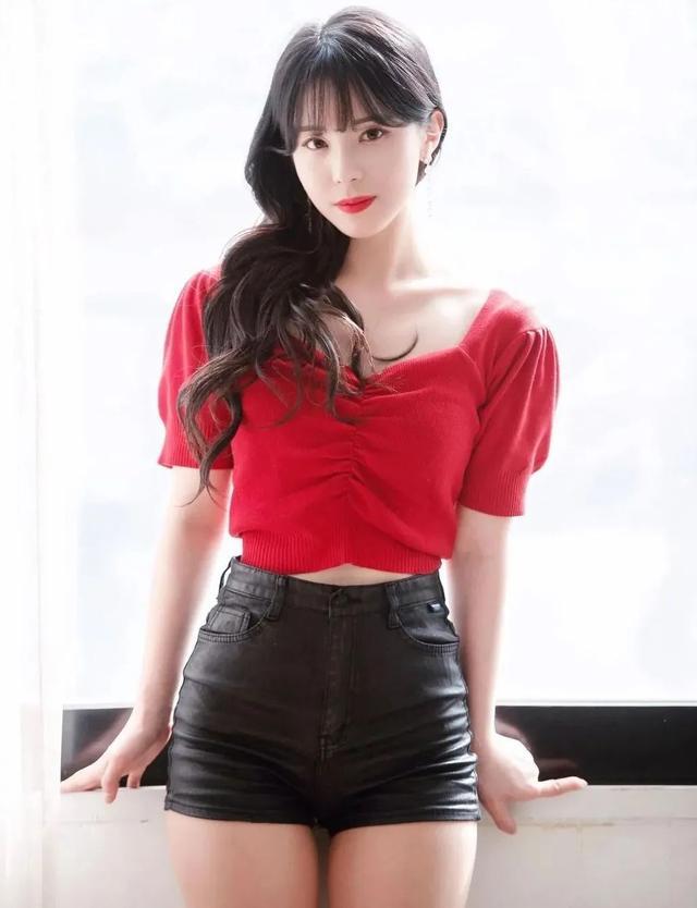 欧美丰满大爆乳波霸奶浜写真集，性感火辣身材吸睛，极致诱惑让人心跳加速