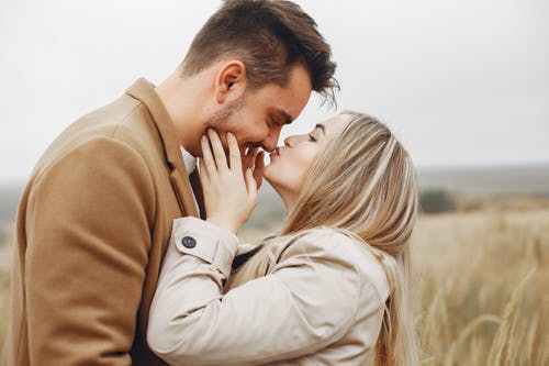 丝袜足交技巧与享受，提升亲密体验，探索舒适与快感的完美结合