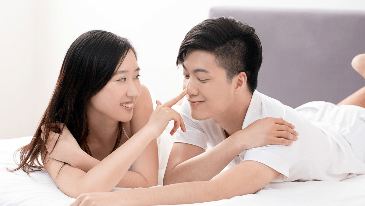 2.我和小娻孑做爰老婆在旁边视频，真实记录情感瞬间，夫妻生活点滴分享