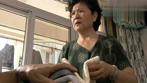 2.国产老头与老妇做爰Tv真实记录晚年爱情温暖瞬间，触动人心，引发共鸣