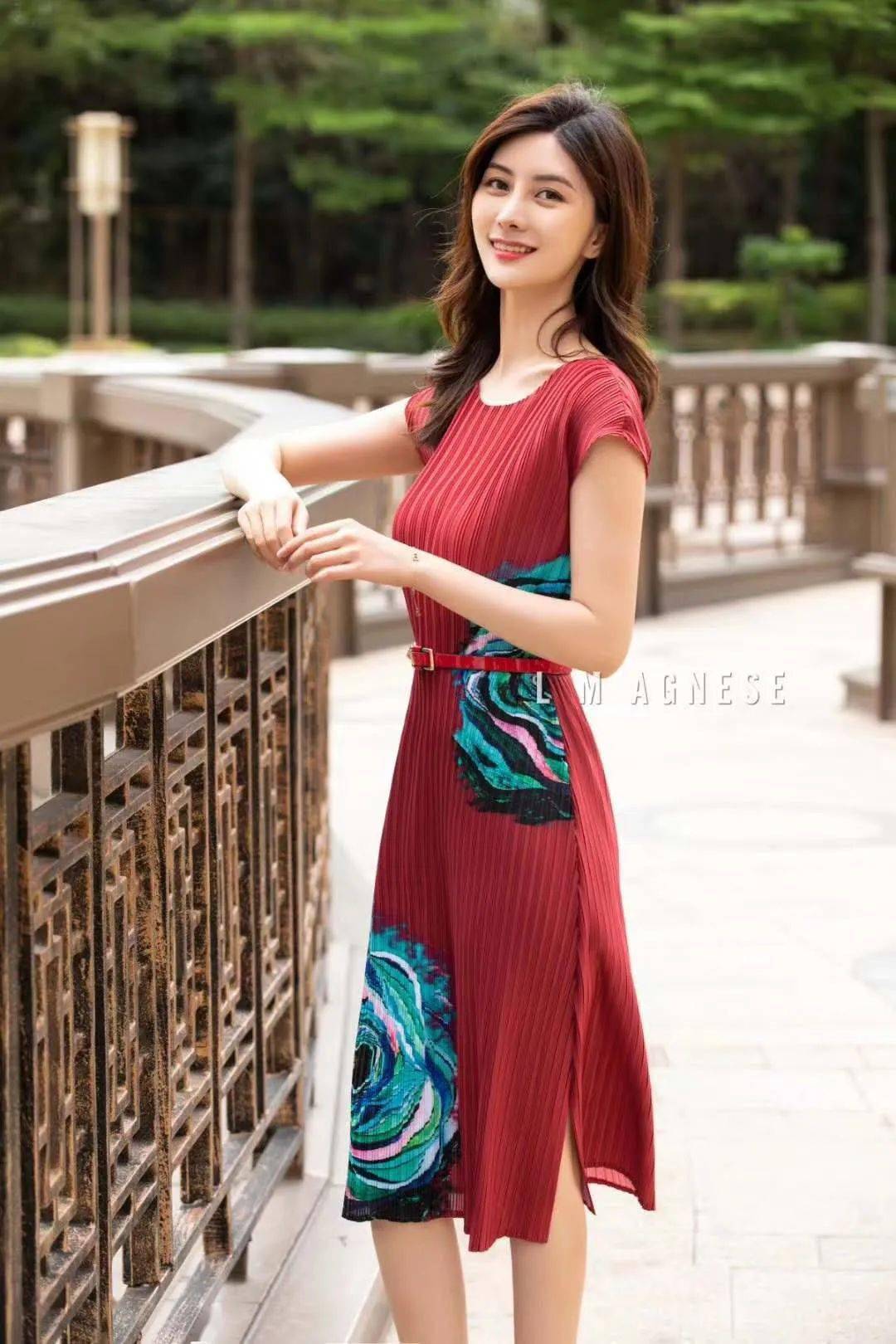 熟妇在线分享丝袜穿搭技巧，展现优雅魅力，轻松提升女人味