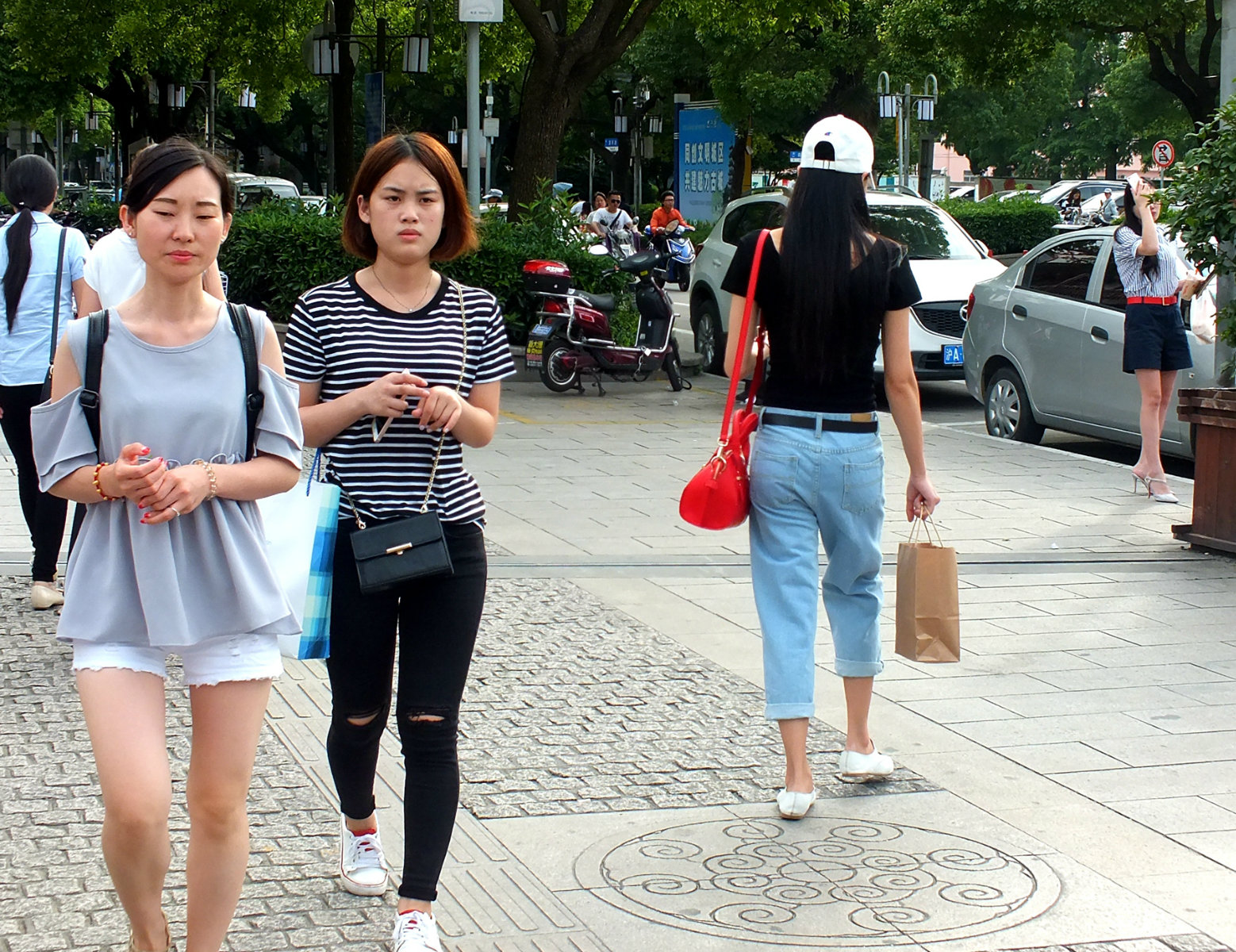 俄罗斯肥妇大屁股撒尿浜震撼画面，街头实拍，肥臀扭动引人注目