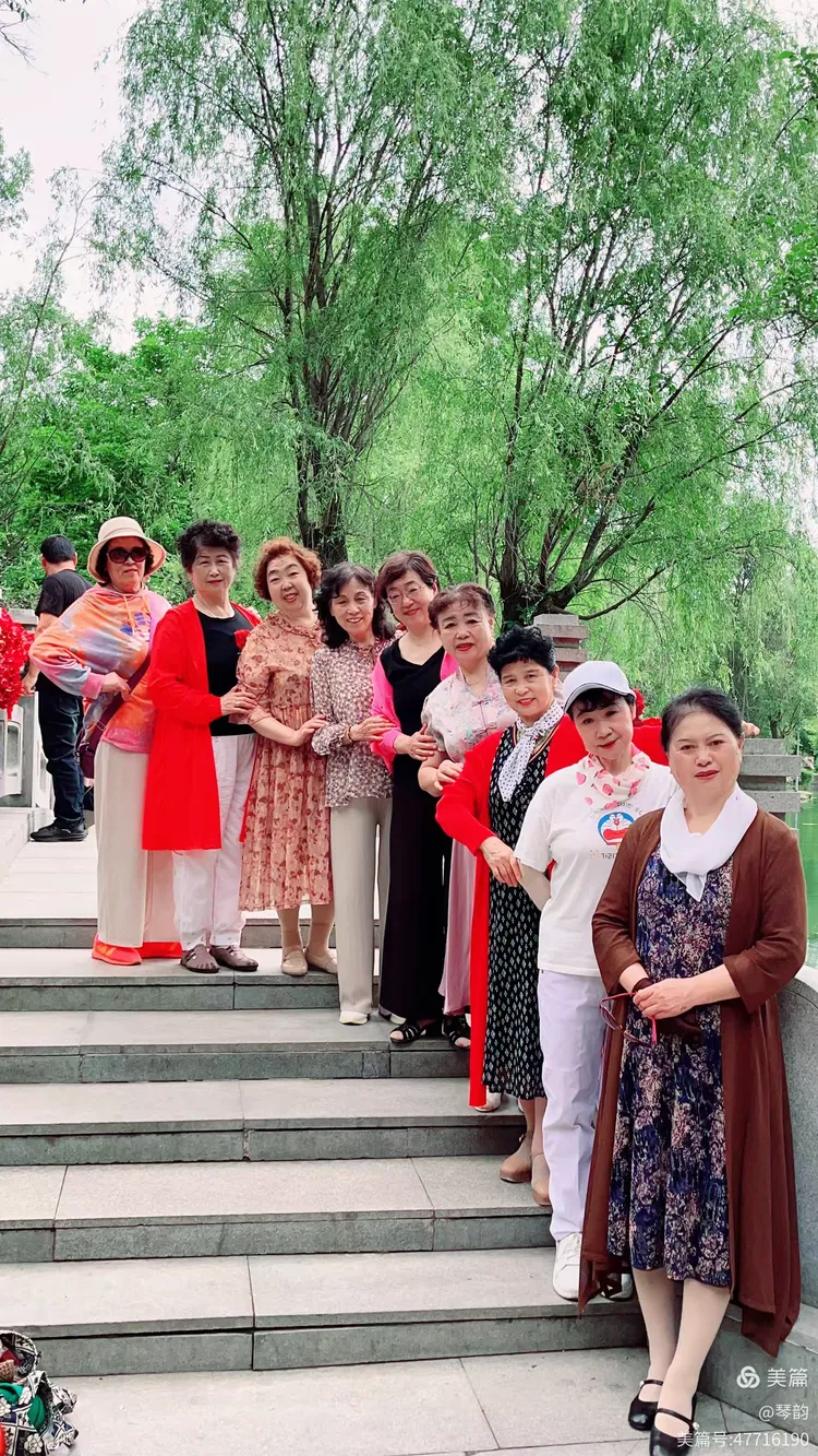 学生日美女惊艳校园，青春风采绽放，留下难忘回忆瞬间