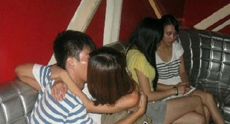 1.巨茎人妖自慰出精汇编浜震撼实录