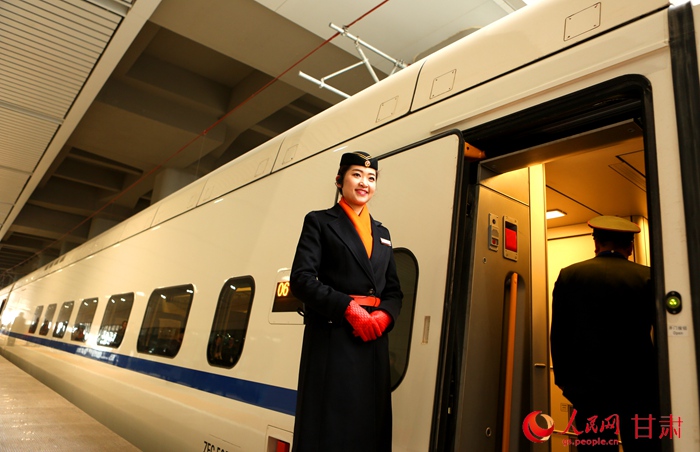 "俄罗斯空乘4浜震撼亮相，全新服务升级，乘客体验再创新高"