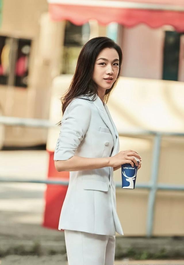 亚洲熟妇魅力无限，成熟女性风采尽显，优雅气质令人心动