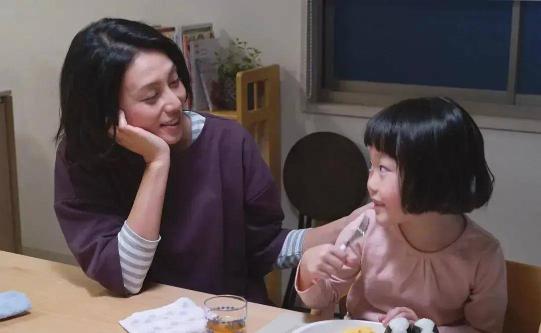 三个妈妈共侍一夫浜的真实生活，揭秘家庭背后的情感纠葛，探索多妻制下的爱与责任
