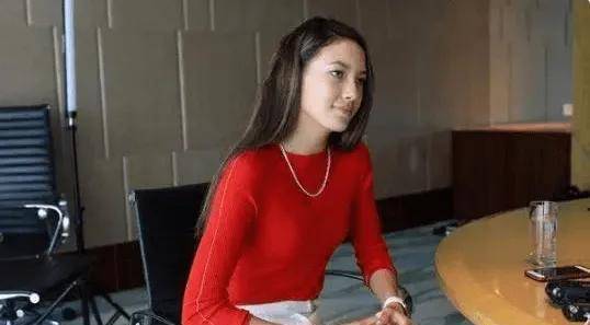 爱丝模特视频惊艳亮相，时尚大片拍摄花絮，独家幕后揭秘