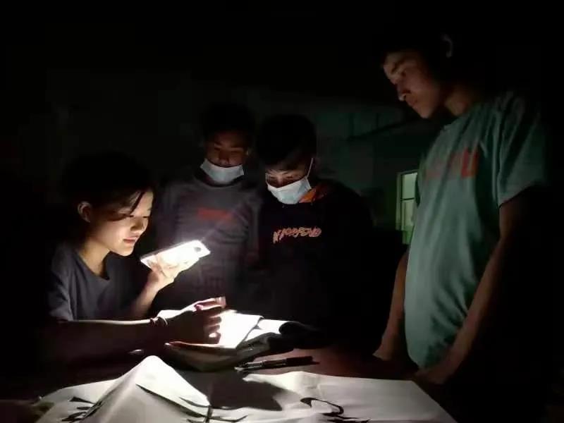 大学生第一次破女处视频国产浜引发热议，真实记录青春探索，揭秘校园情感故事