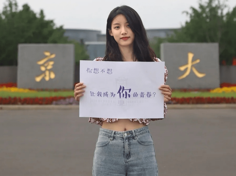 女学生洗澡自慰wwww久久小说浜 青春校园隐秘欲望与久久小说浜的深夜幻想