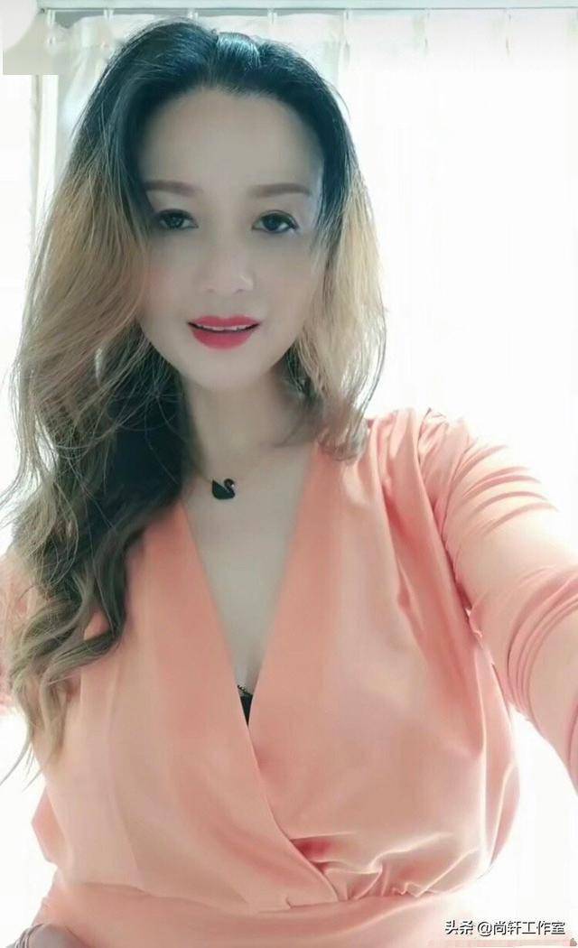 麻豆香蕉精品国产熟女魅力绽放，优雅气质，成熟风情无限