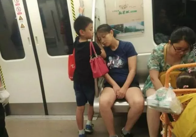 中国偷拍事件引发热议，偷拍行为需警惕，加强法律制裁