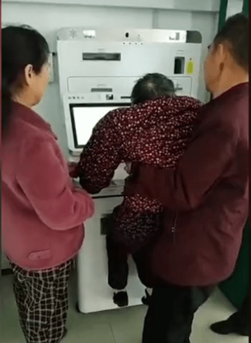 80岁老人自拍干B引发热议，网友热议老年生活，自拍文化新趋势