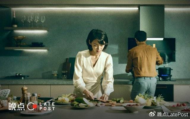 1.人妻厨房色诱风波引发热议