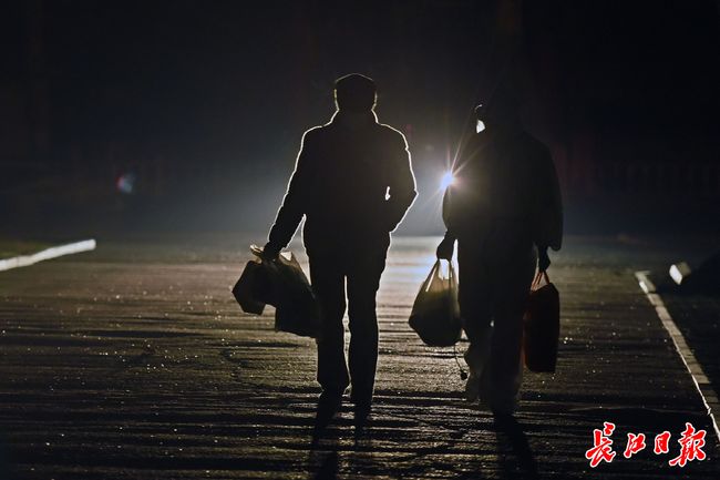 护士无私奉献守护健康白衣天使温暖人心，传递关爱与希望，照亮生命之路
