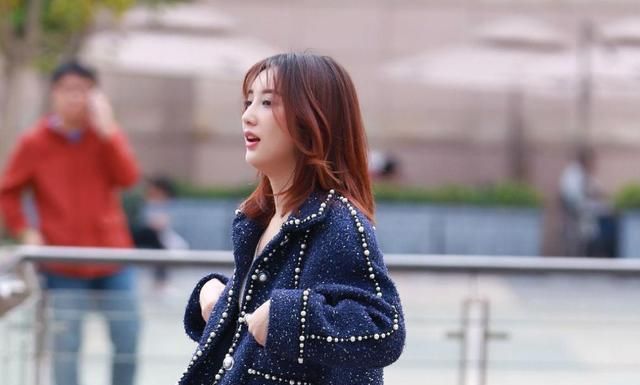 AV老熟女魅力不减当年，岁月沉淀独特风情，成熟韵味引人入胜