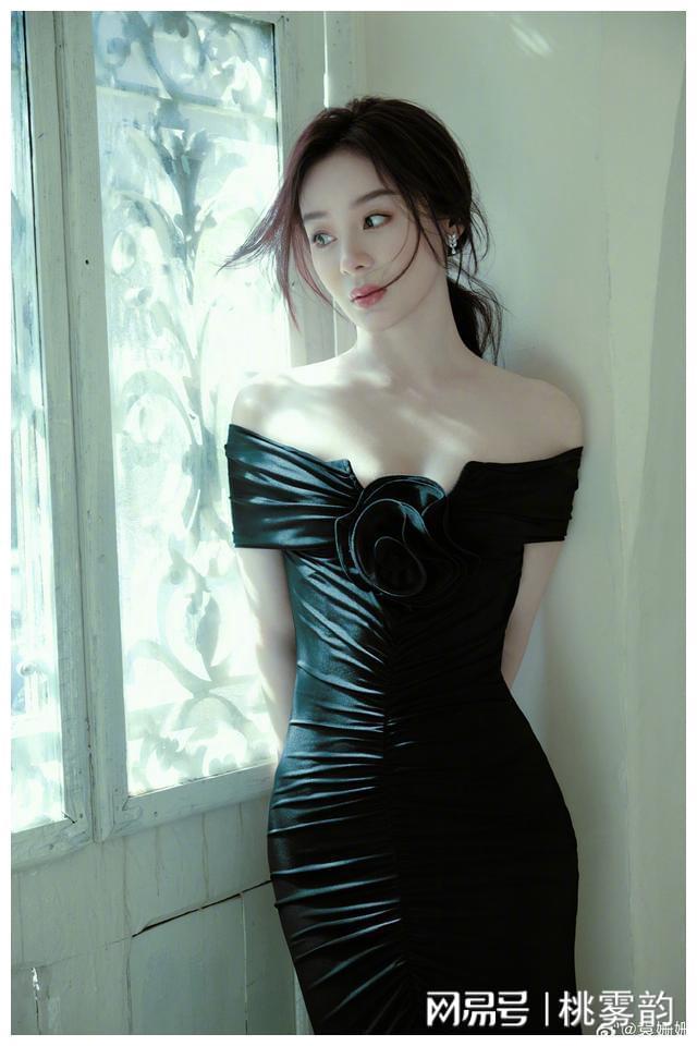玉女裸体ferr浜惊艳亮相，绝美身材引爆全网，性感写真震撼发布