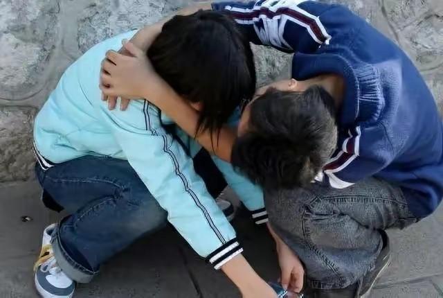 青少年性教育乱象需警惕，早恋与过早性行为危害大，家长应正确引导防性交混乱