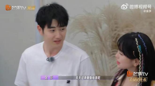 男男久亚洲爱情故事引发热议，探讨多元文化，展现真挚情感与时代变迁