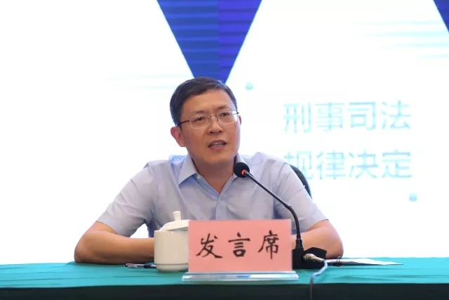 2.偷拍老太婆事件曝光，网友热议，法律专家发声