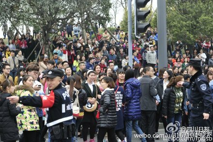 他扒开我小泬添我三男一女视频曝光，真实记录引发热议，网友纷纷围观讨论