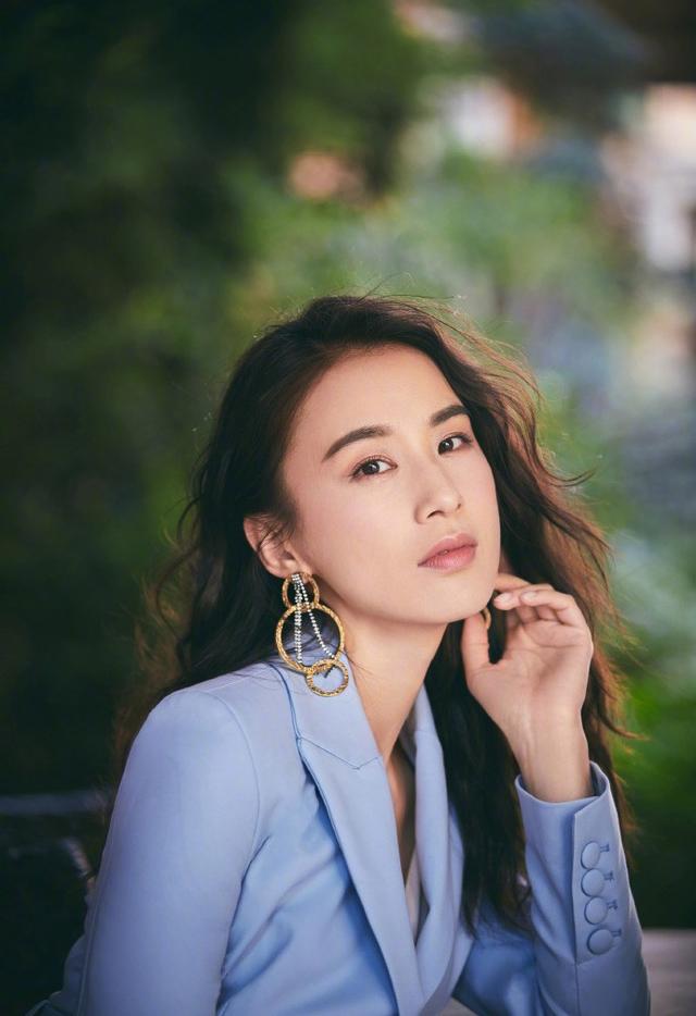 JLZZJLZZ亚洲女人展现独特魅力与自信，优雅气质令人难忘，时尚穿搭引领潮流新风尚