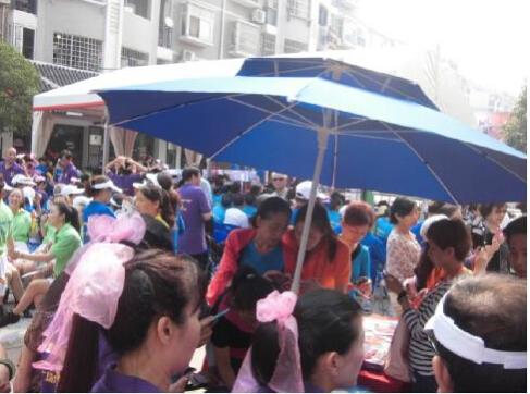 2.丰满大妈视频走红，网友热议不断，大妈魅力征服观众