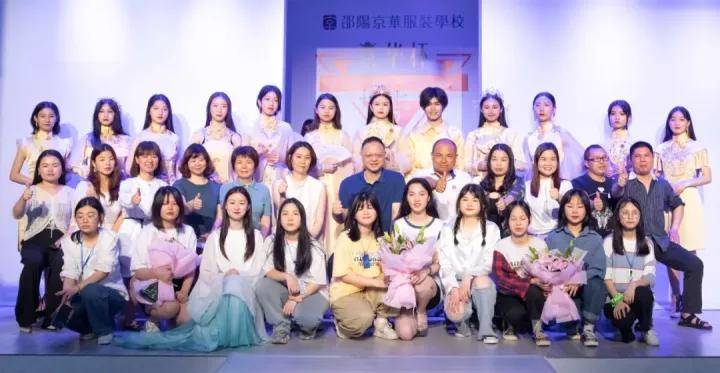 高中女学生的粉嫩小泬青春穿搭指南，校园时尚灵感，甜美风格搭配技巧