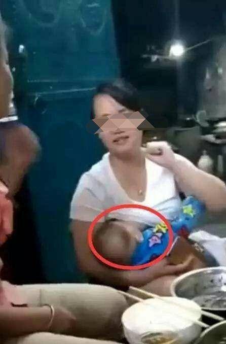 三男一女吃奶引发热议探讨背后故事与争议