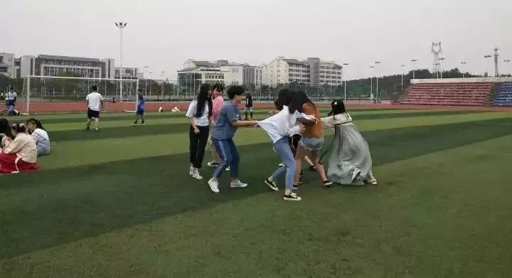 1.下雨天篮球场女同学嬉戏欢乐时光