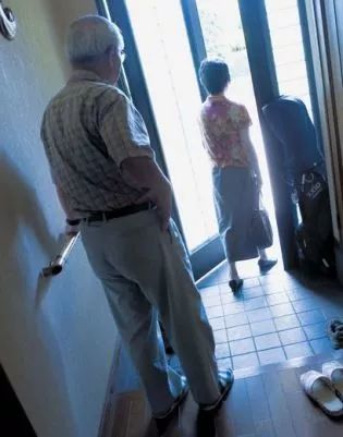 日本老妇与子交尾HD引发热议，伦理争议不断，社会影响深远探讨
